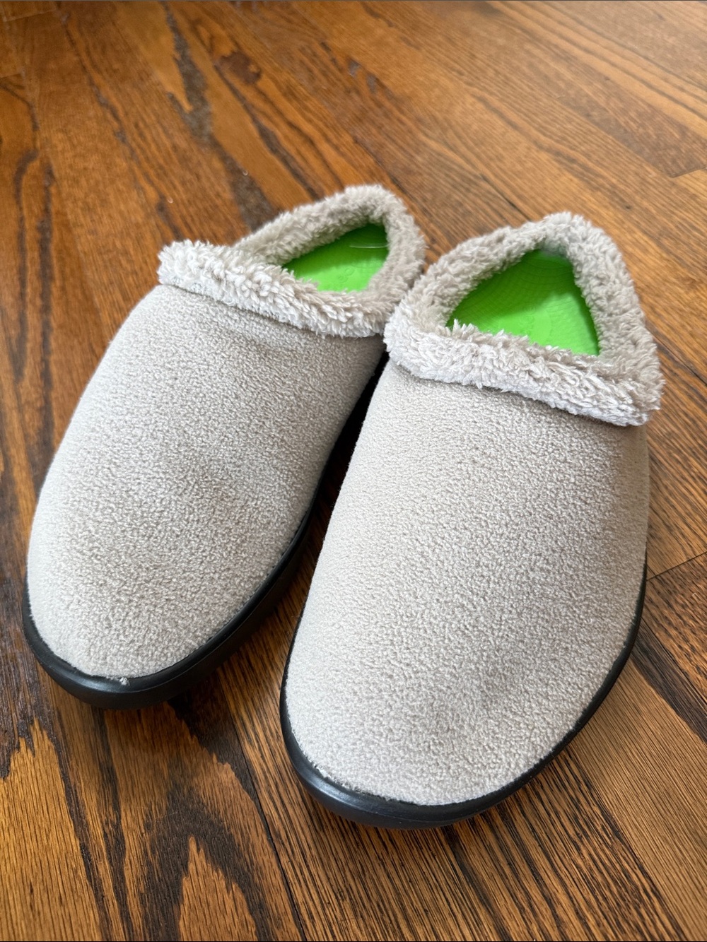 B41 OOFOS Women’s 12 Gray Fleece-Lined Mules with Green Insoles